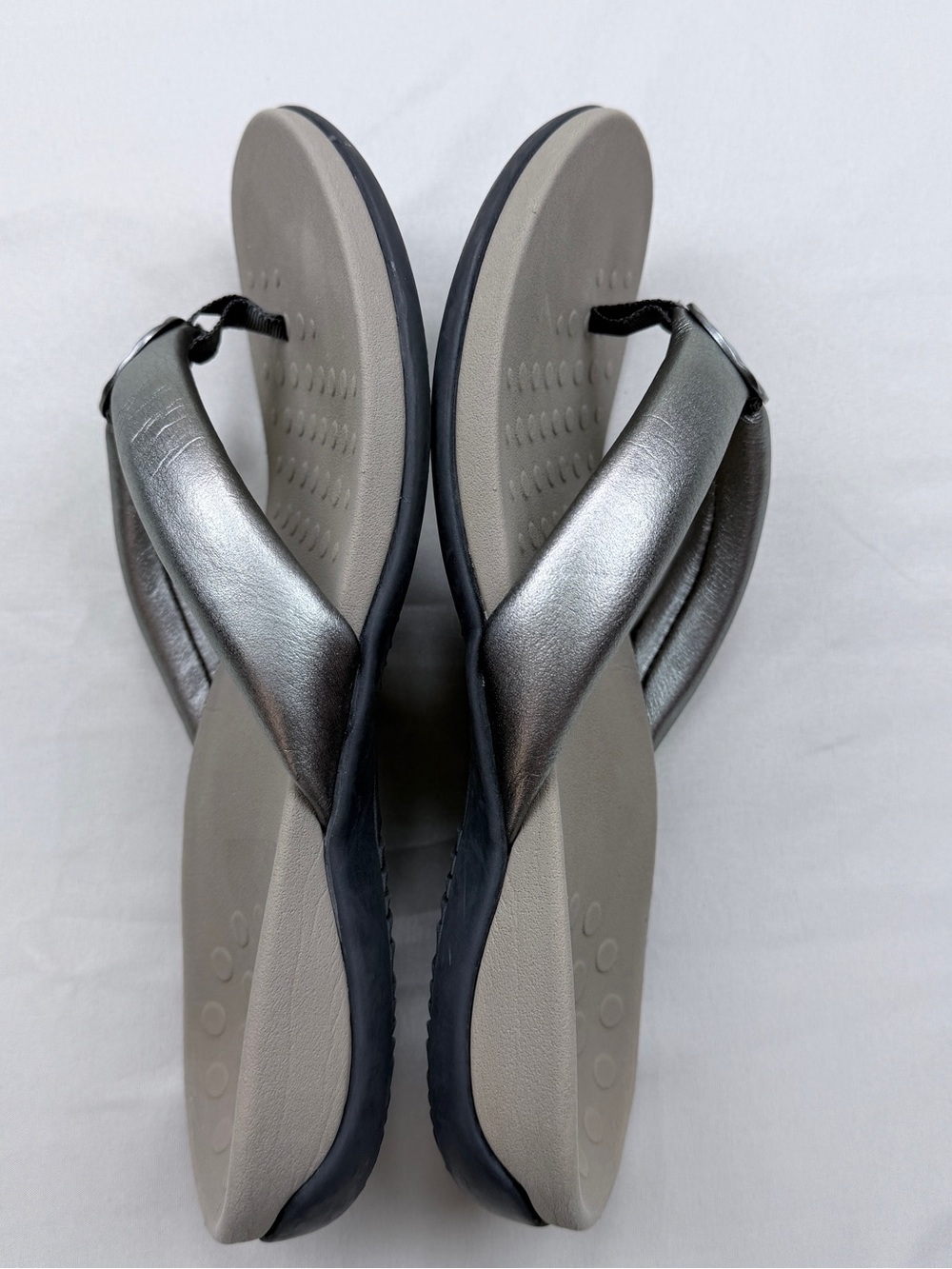 Vionic Luda Metallic Silver Thong Sandals - Picture 5 of 8